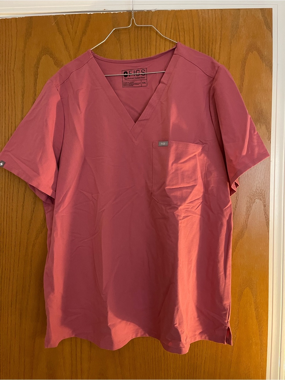 Figs Men’s V-Neck Scrub Top in Rose